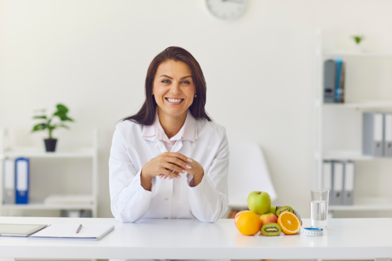 Nutricionista usando mídias sociais para se conectar com pacientes.